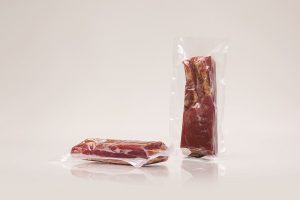 Carne embalada a vácuo em embalagem transparente